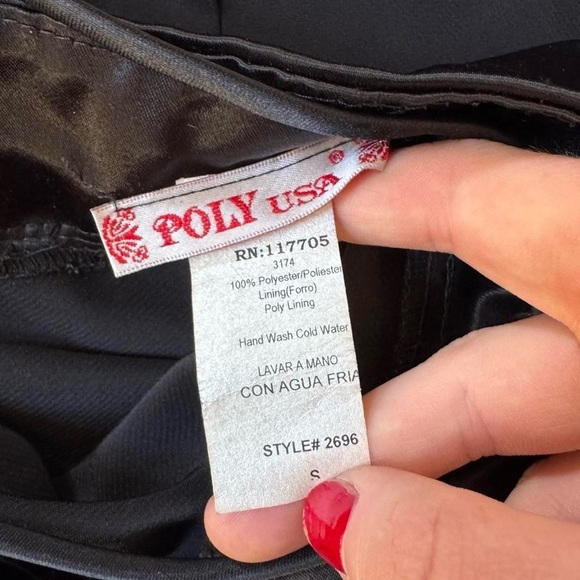 Black 90s gown with cutout and open back - Picture 7 of 7